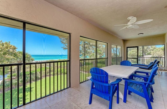Sea Grape Inn#8- Beach Front Condo