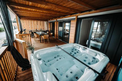 SEA HOUSE pool, jacuzzi & bikes, SUP - PRIVILEGE POINT camping & villas