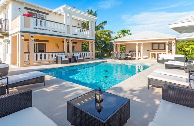 Sea La Vie - Pool Studio Unit
