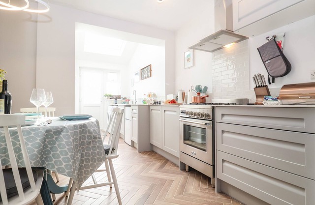 SEA MOUSE COTTAGE, pet friendly, luxury holiday cottage in Southwold