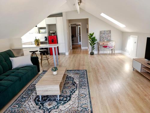 Sea Point Spacious One Bedroom Apartment