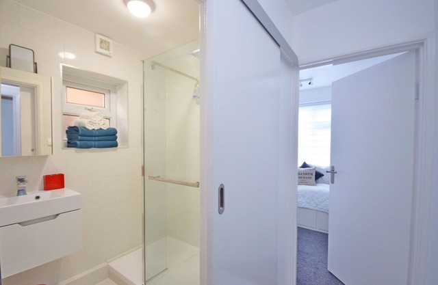 Sea Scene's , Hayling Island - a flat that sleeps 4 guests in 2 bedrooms