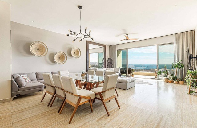 Sea view Apartment in Vista Vela 1 close by Costco.