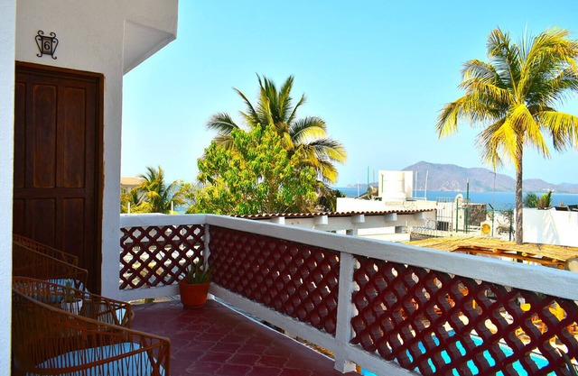 Sea view apartment for 4 people (#6)
