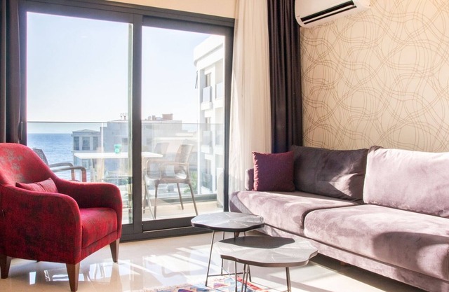 Sea View Flat w Pool 1 min to Beach in Kusadasi