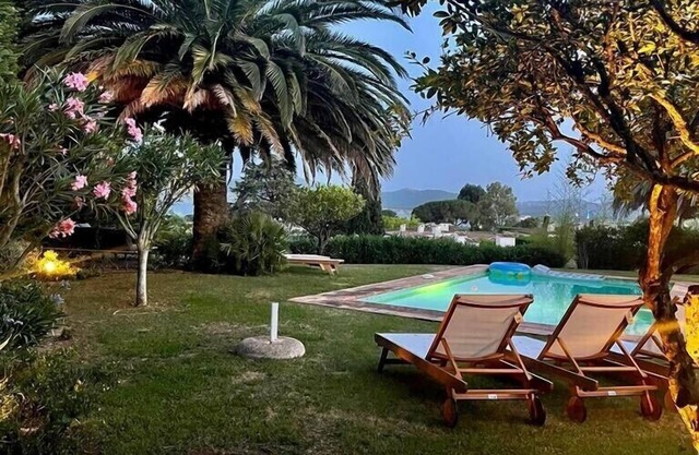 Sea view villa with direct access to Beauvallon private beach