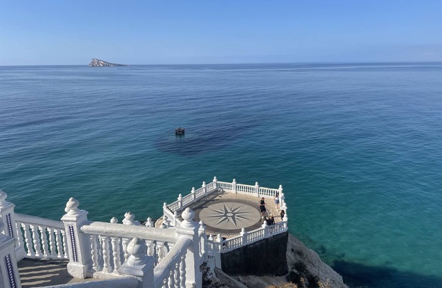Sea-view villa with very large pool 8 minutes from the beach.
