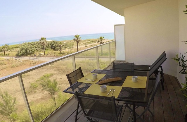Sea view with large terrace, swimming pool, at the foot of the Pyrenees