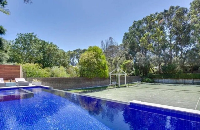 Seabird Oasis: 5 BR, 3 BA in Portsea, Sleeps 12