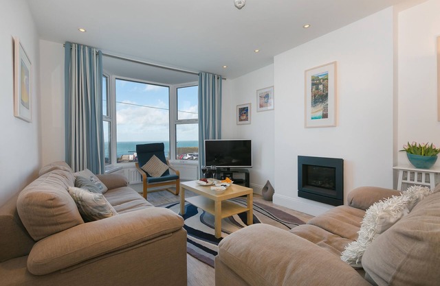 SeaCrest, St Ives - Sleeps 10 - Views - Parking for Two Cars