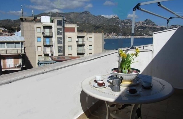 Seafront 1-bedroom apartment with perfect view over the sea&Etna!