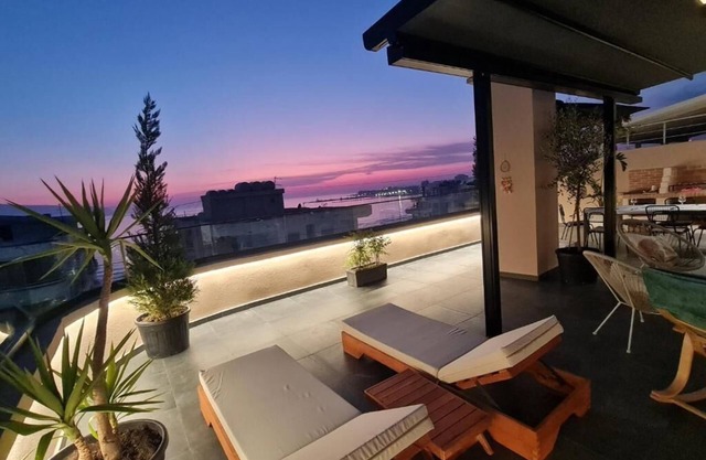 Seafront Penthouse with sunset view & jacuzzi