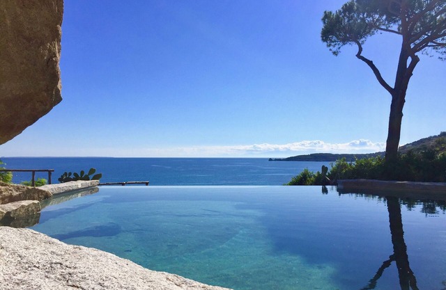 Seafront property with infinity pool near the beach in the best location of Elba