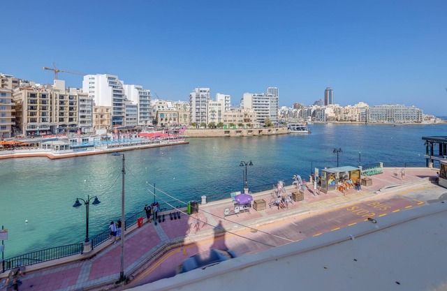 Seafront Traditional Maltese Townhouse Balluta Bay