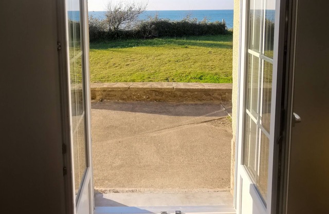 Seafront villa for 12 people