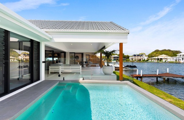 Seamount Quay 22 - Waterfront views, private pool & fishing from your own jetty