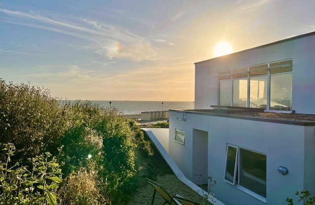 Seaphare Beach House by inspirestays-com - a cottage that sleeps 8 guests in 4 bedrooms