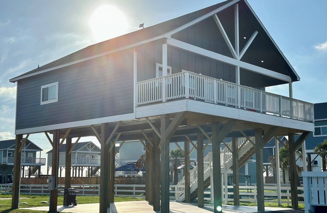 "Seas the Day" - Large Living Area, Family Friendly, Walk to Beach, Pool Access