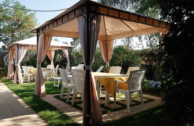 Seaside apartment with garden