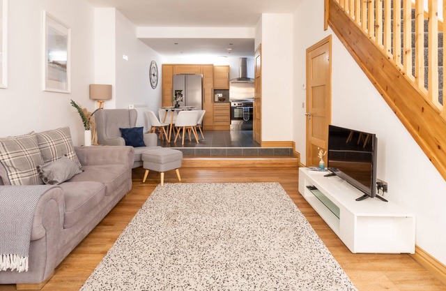 Seaside Apartment - Sleeps 6 & Pet friendly