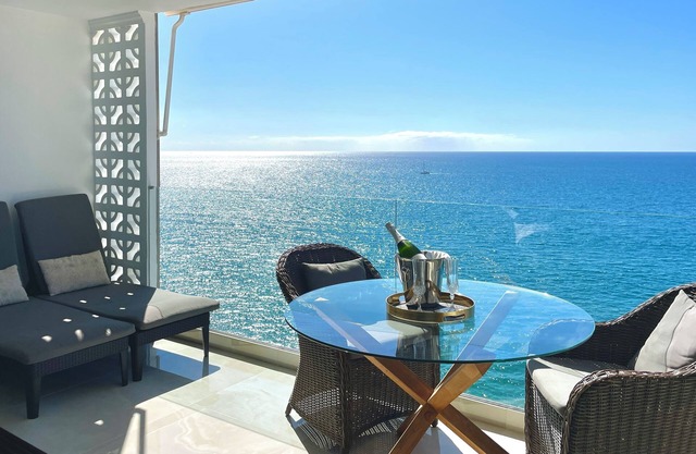 Seaside Bliss: Spectacular Views, Beachfront Haven