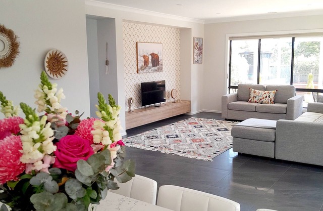 Seaside Boho - Family sized retreat with a big backyard! 10 mins from the beach!