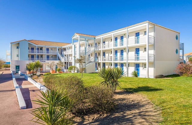 Seaside Flat w/Balcony