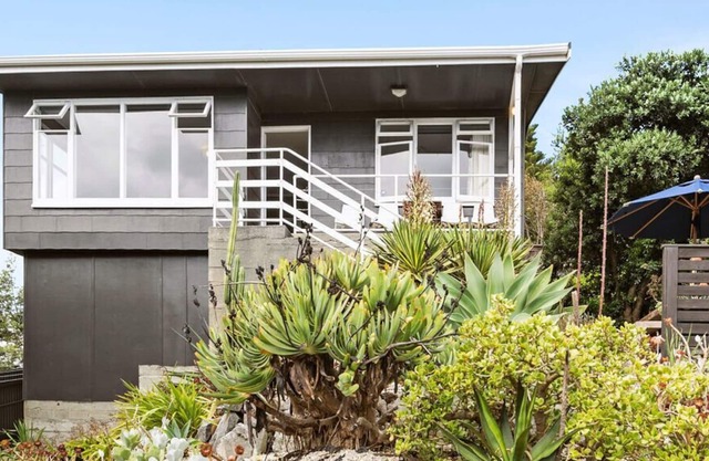 Waikanae Beach Bach 