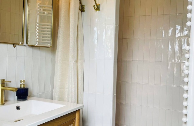 Seaside Suite (Jacuzzi & Sauna) - 1 minute from the beach and shops