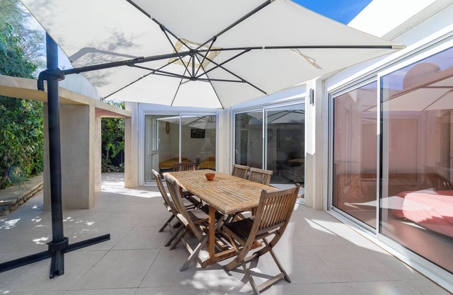 Seaside villa sleeps 6, garden, air conditioning, garage