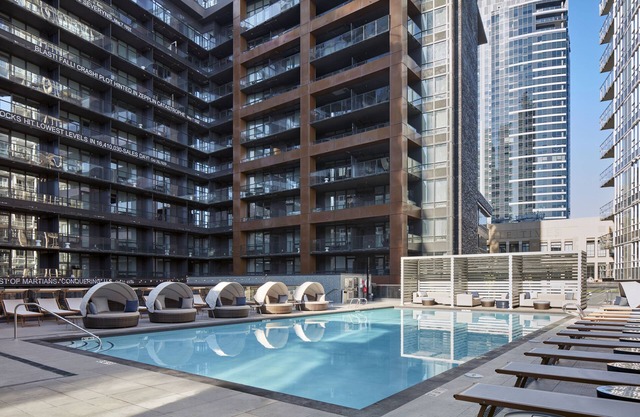 Seattle Luxury Suite: 2BR w/Full Kitchen, Balcony & Resort-Style Amenities!