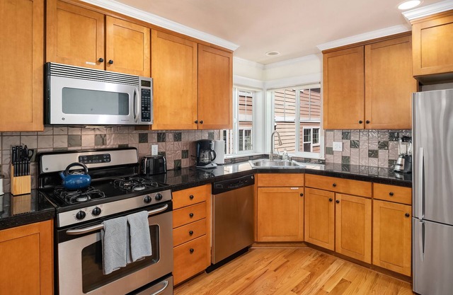 Seattle Vacation Home: Berlin Wall - Sparkling Clean in PRIME location! Decks & Upscale Kitchen
