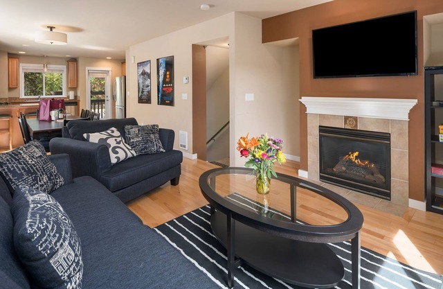 Seattle Vacation Home: Life's A Mountain - 3 bedrooms each w/ ensuite bath