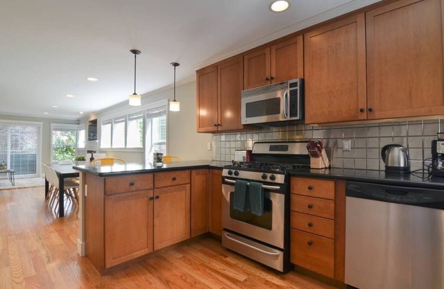 Seattle Vacation Home: Off The Wall - 3 bed/2.5 bath, brand new everything