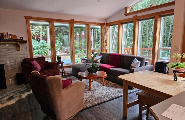 SeaView Getaway Luxury Cottage Rental, minutes from Wakefield Beach or downtown Sechelt