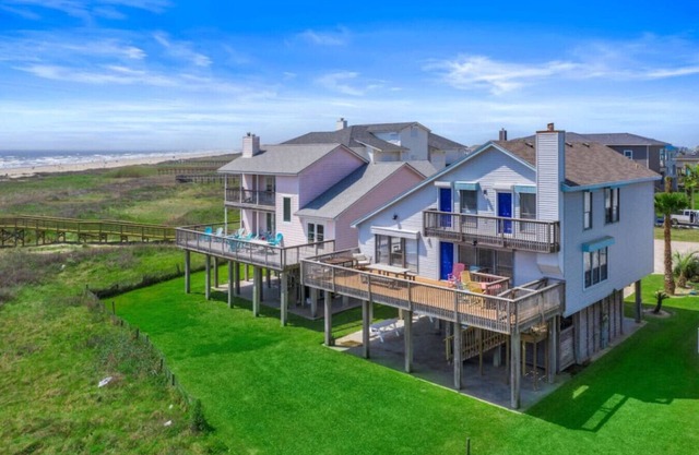 Secluded Beachfront House w/Gorgeous Water Views
