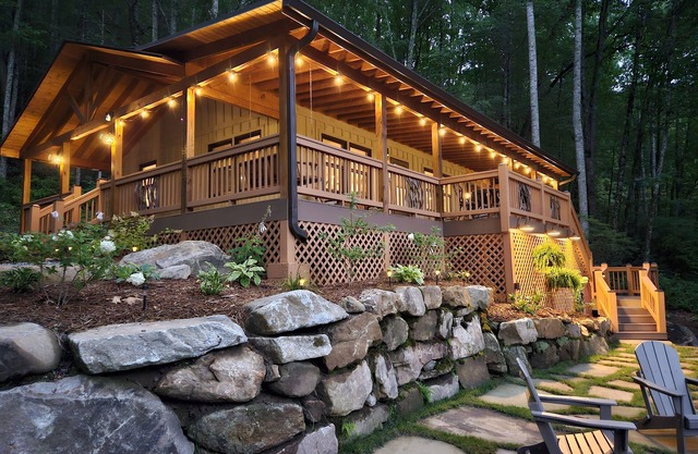 Secluded Bungalow near Lake Glenville & Cashiers!