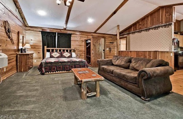 Secluded Cabin in the woods Wifi Jacuzzi Fireplace