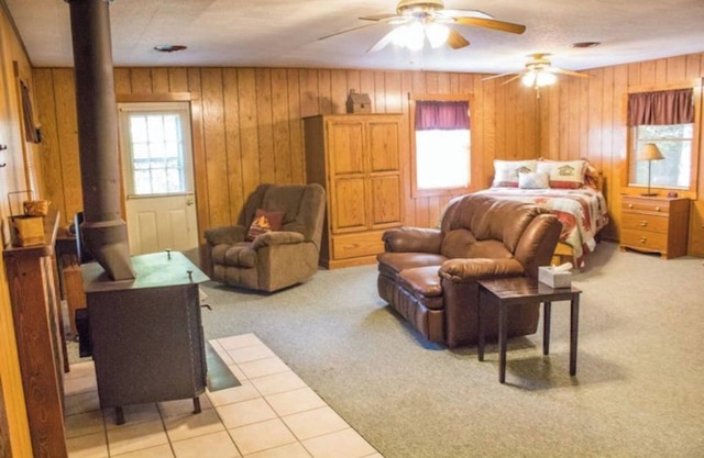 Secluded Cabin Near Starved Rock W/Whirlpool Tub