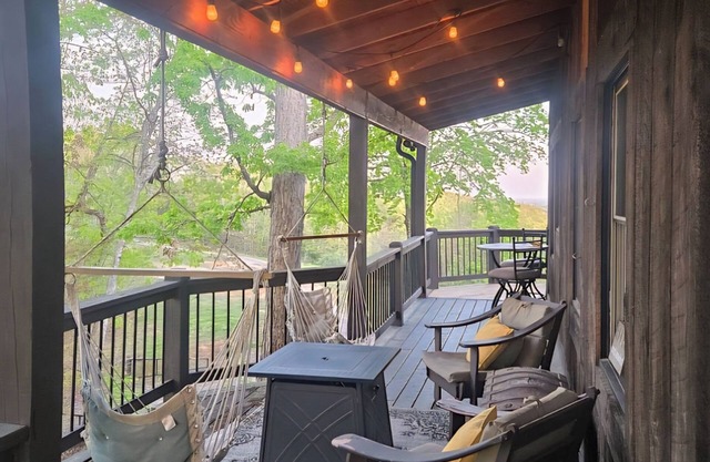 Secluded cabin with Mountain views, pet friendly, -fire pit
