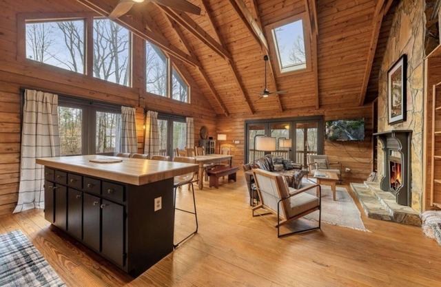 Secluded Ellijay River Cabin, Hot tub, firepit, Fire Pit, Bunkroom & Gameroom