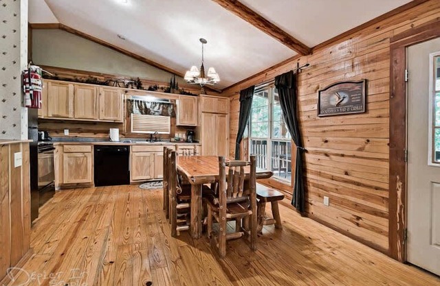 Secluded Getaway Cabin in the woods Wifi Smart TVs