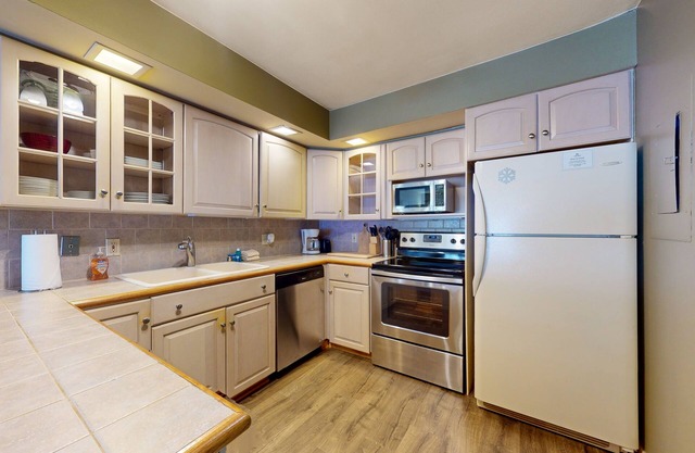 Secluded home with gas fireplace, patio, pool, athletic courts, & laundry room