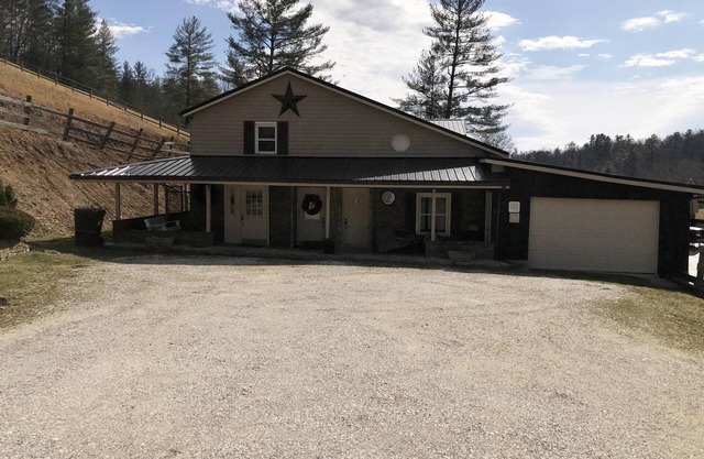Secluded Large Group Cabin with a hot tub and wi-fi