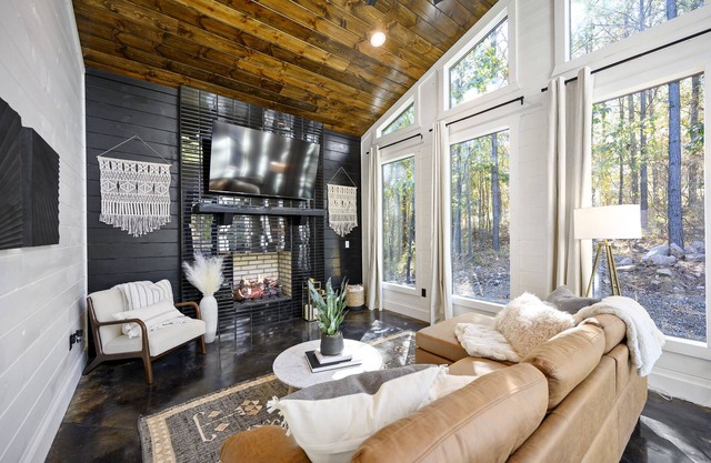 Secluded Luxury Couples Cabin with Hot Tub