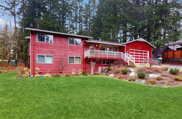 Secluded Modern Escape in Snohomish with Private Sport Court