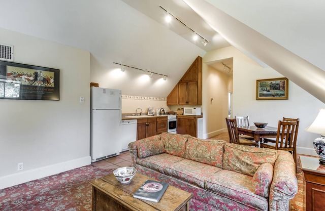 Secluded Retreat Near Riverwalk