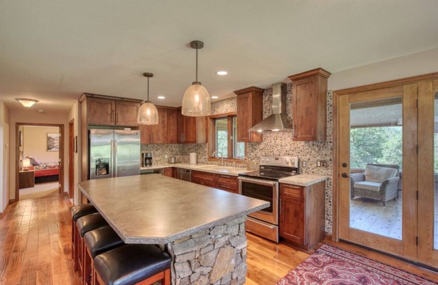 Secluded & Spacious Cabin W/a Spa and Garage