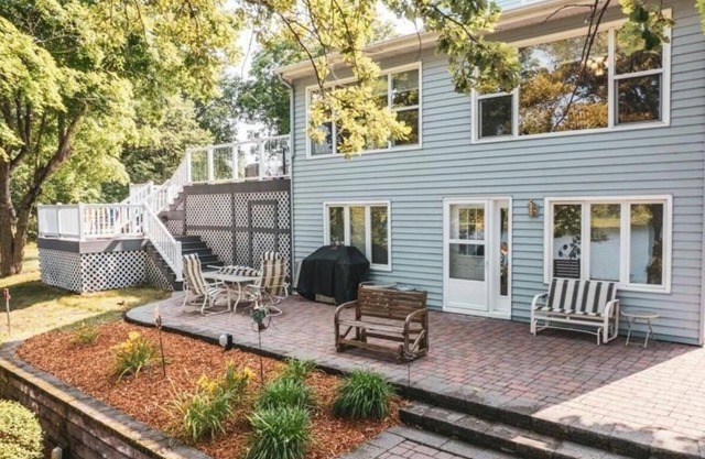 Secluded vacation retreat w/5 bedrooms & Beautiful outdoor space on Loon Lake