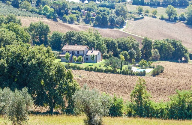 Secluded villa with private pool in the Umbria hills, quiet area. 7 bedrooms